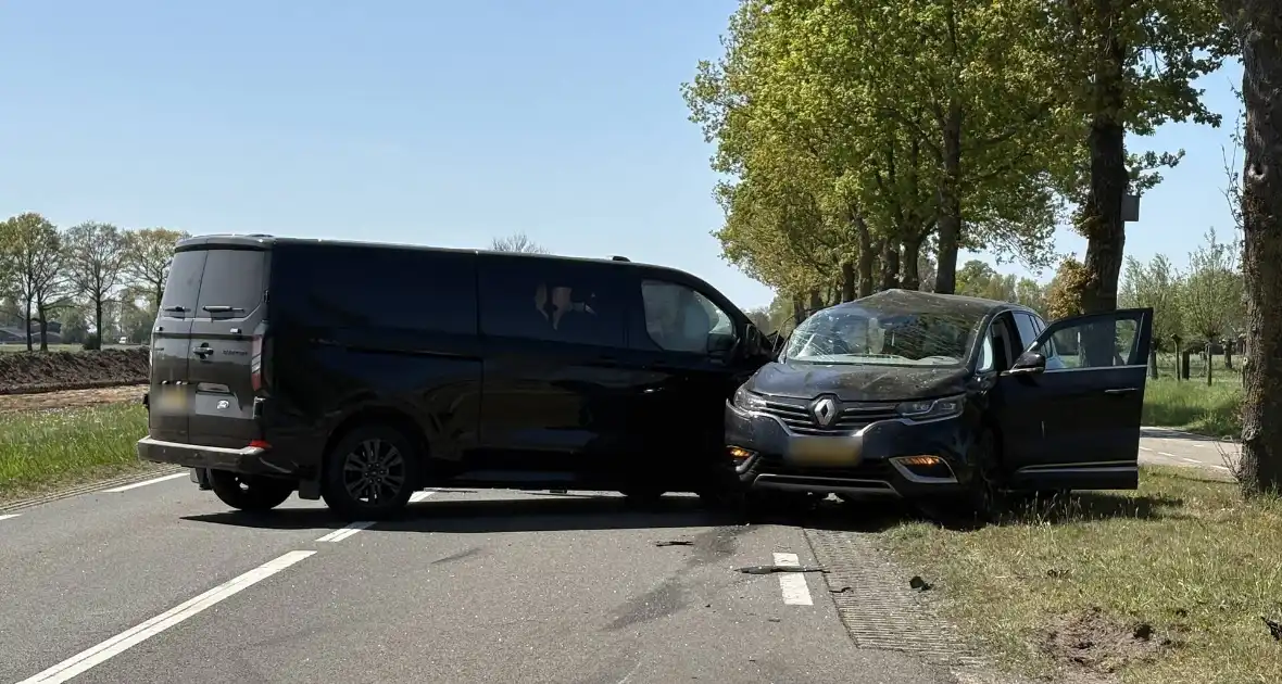 Botsing tussen auto en bus zonder gewonden - Foto 1