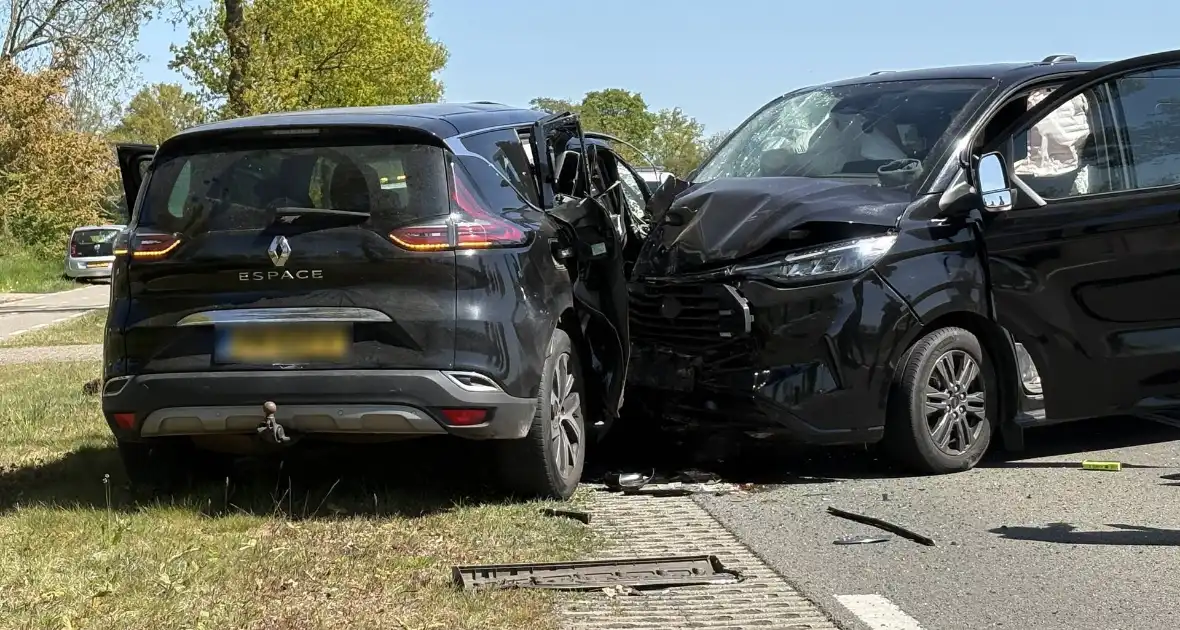 Botsing tussen auto en bus zonder gewonden - Foto 2