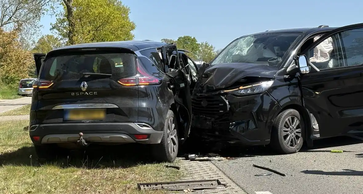 Botsing tussen auto en bus zonder gewonden - Foto 3