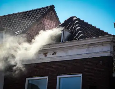 Grote brand met explosies in woning