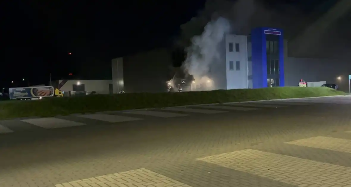 Brandweer bestrijdt ernstige brand - Foto 1