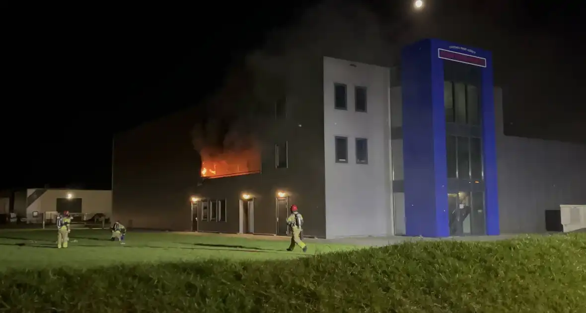 Brandweer bestrijdt ernstige brand - Foto 2