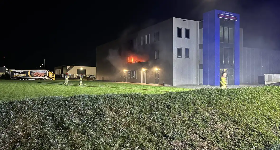 Brandweer bestrijdt ernstige brand - Foto 3