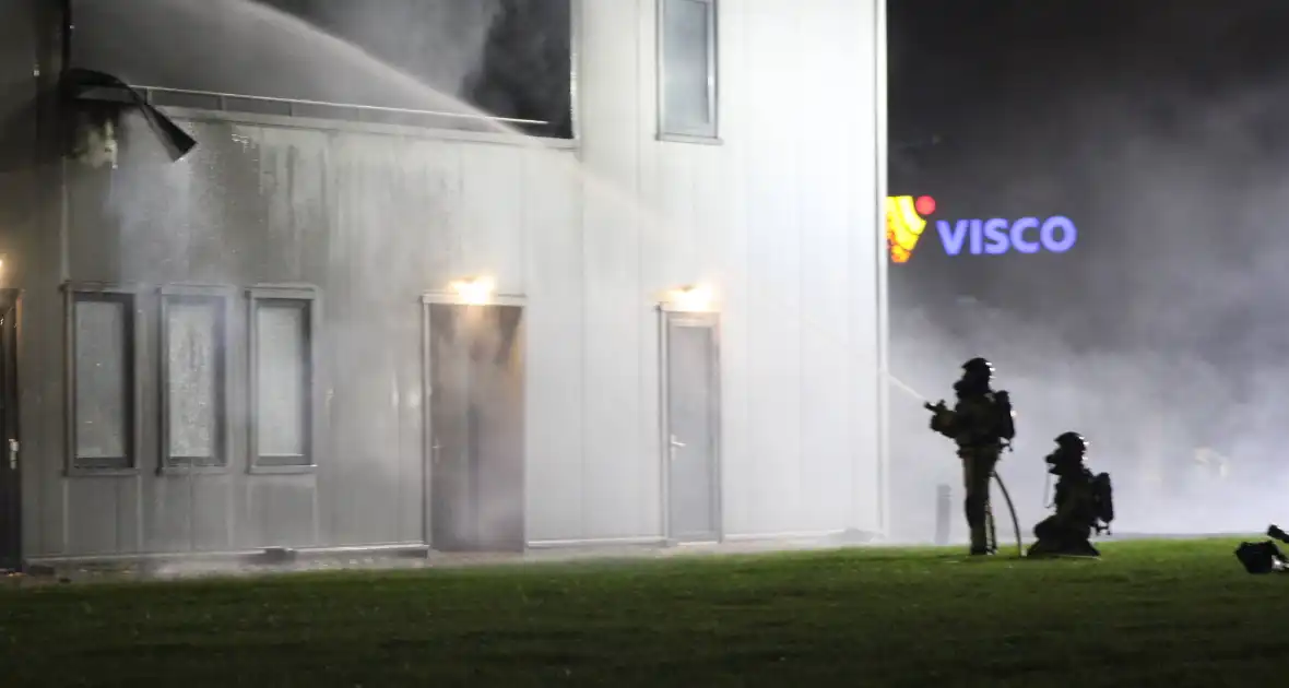 Brandweer bestrijdt ernstige brand - Foto 4