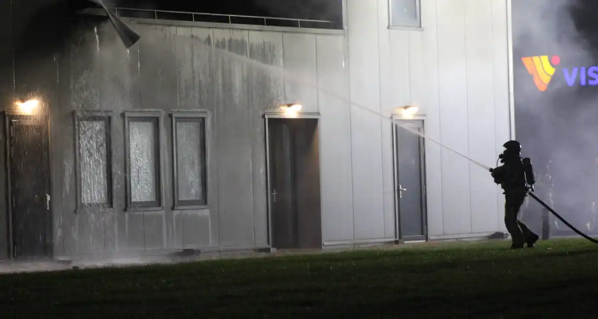 Brandweer bestrijdt ernstige brand - Foto 5