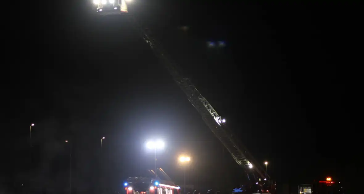 Brandweer bestrijdt ernstige brand - Foto 7