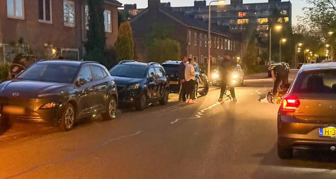 Fietser gewond bij botsing met geparkeerde auto's