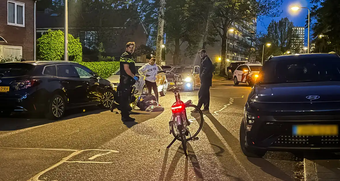 Fietser gewond bij botsing met geparkeerde auto's - Foto 1