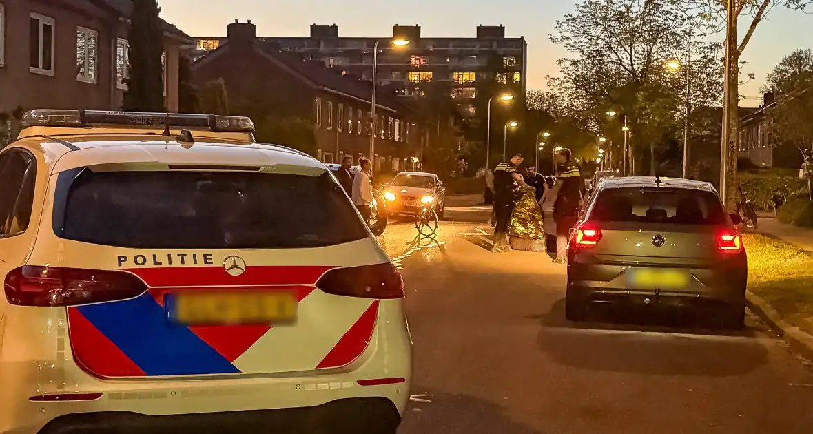 Fietser gewond bij botsing met geparkeerde auto's - Foto 2