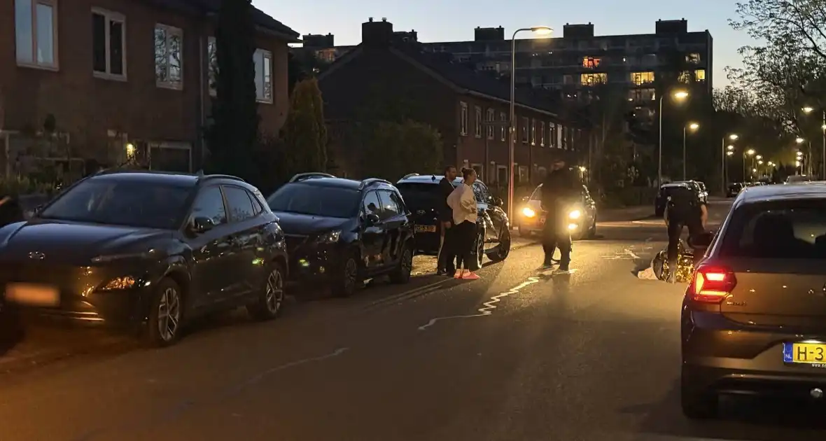 Fietser gewond bij botsing met geparkeerde auto's - Foto 4