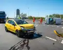 Bestelbus kantelt na botsing met personenauto