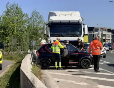 Vrachtwagen botst op auto en veroorzaakt gewonde