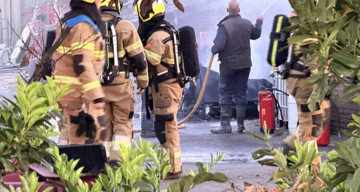 Vuilcontainer in brand in loods
