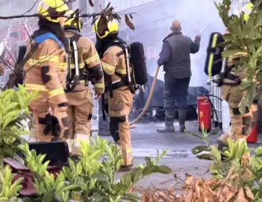 Vuilcontainer in brand in loods