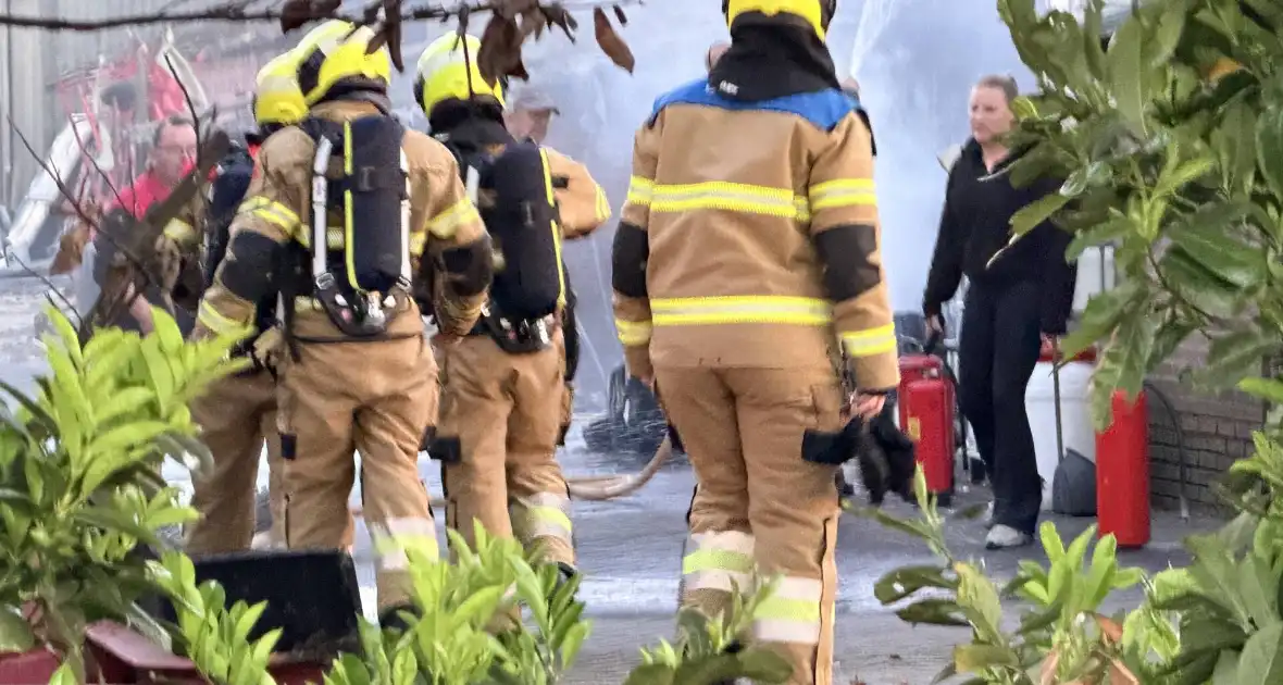 Vuilcontainer in brand in loods - Foto 1