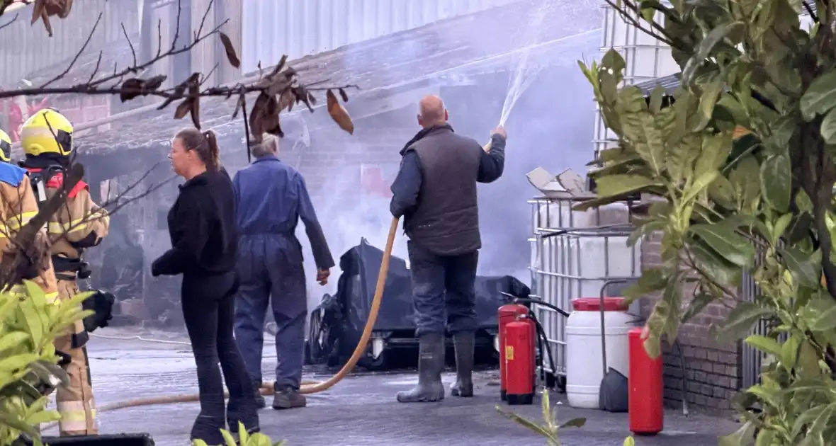 Vuilcontainer in brand in loods - Foto 2