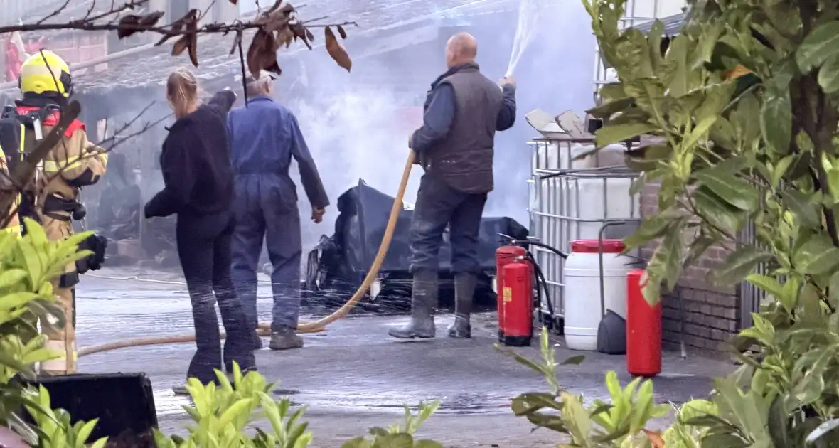 Vuilcontainer in brand in loods - Foto 3
