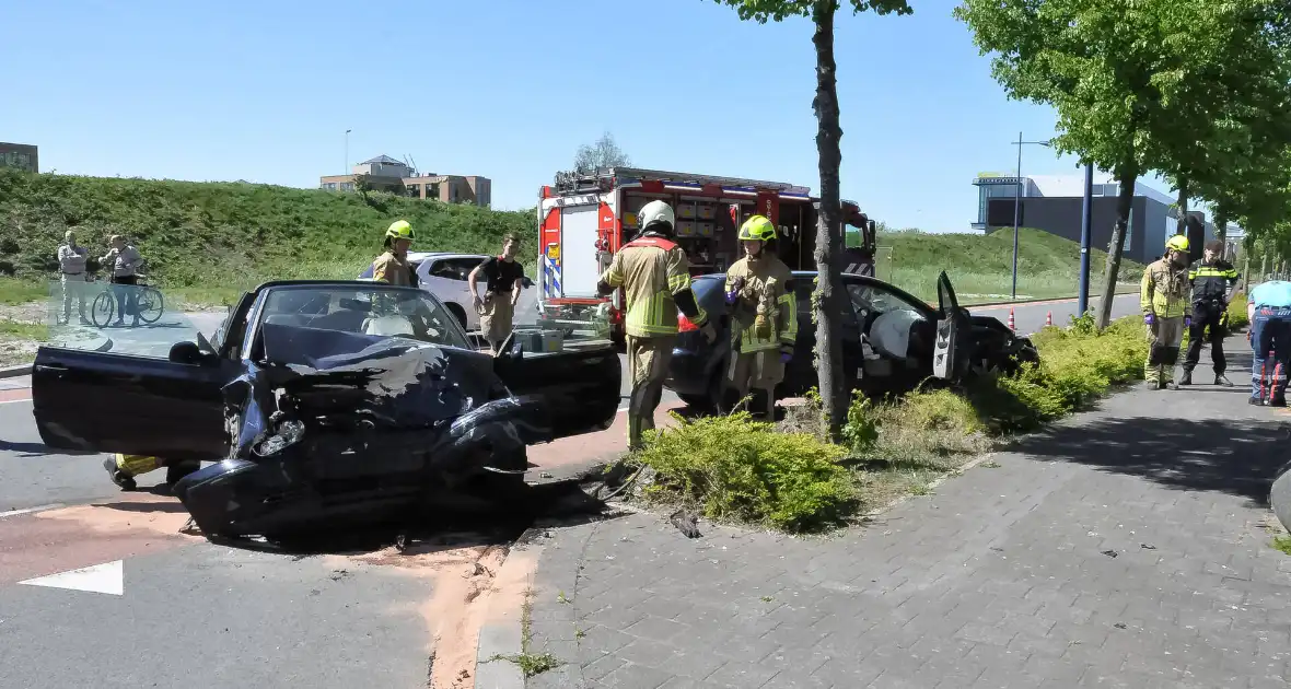 Eén gewonde naar ziekenhuis na botsing tussen twee voertuigen