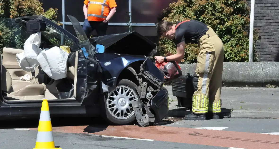 Eén gewonde naar ziekenhuis na botsing tussen twee voertuigen - Foto 1