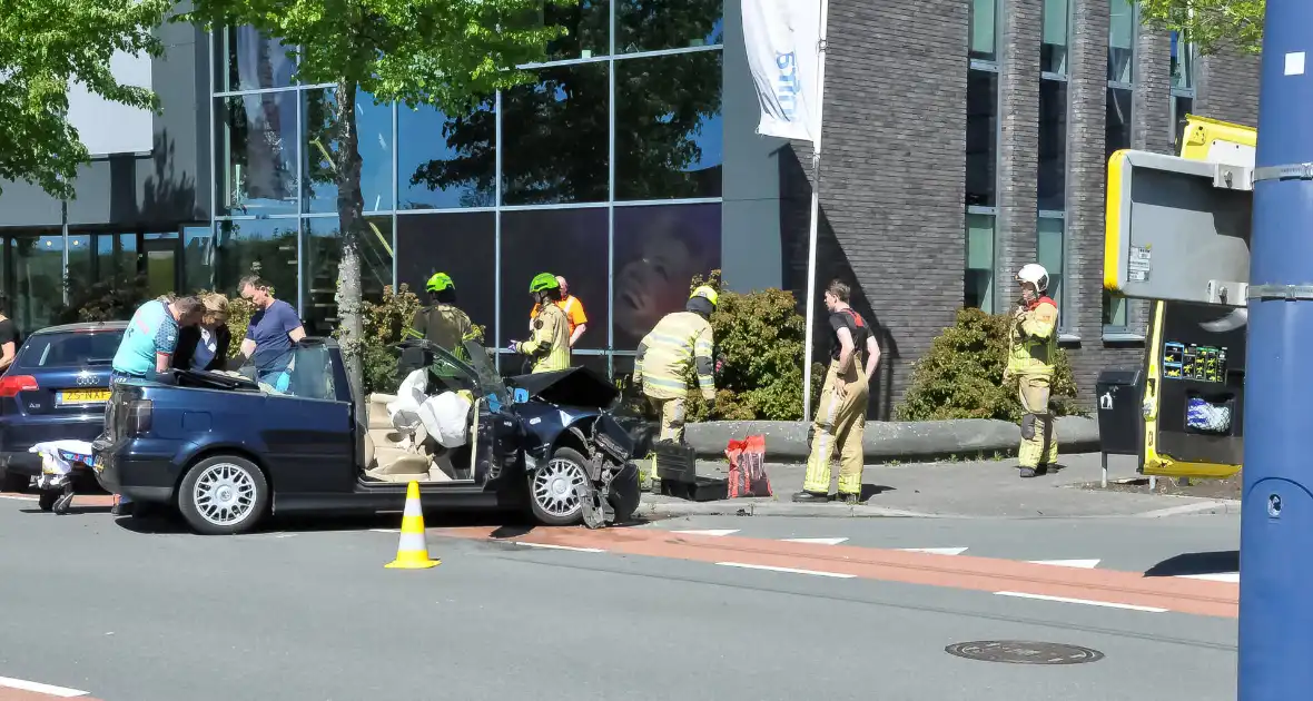 Eén gewonde naar ziekenhuis na botsing tussen twee voertuigen - Foto 2
