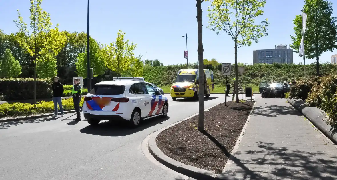 Eén gewonde naar ziekenhuis na botsing tussen twee voertuigen - Foto 4