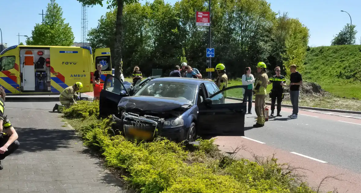 Eén gewonde naar ziekenhuis na botsing tussen twee voertuigen - Foto 5