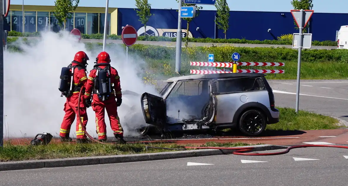Voertuig volledig uitgebrand na autobrand