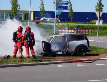 Voertuig volledig uitgebrand na autobrand