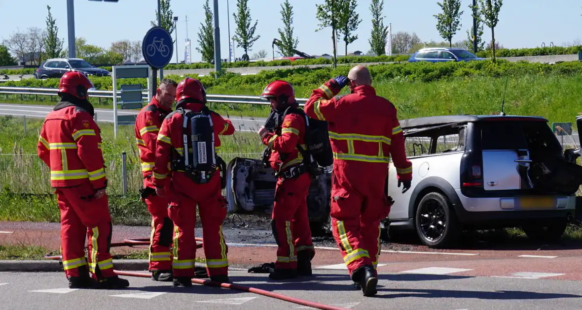 Voertuig volledig uitgebrand na autobrand - Foto 1