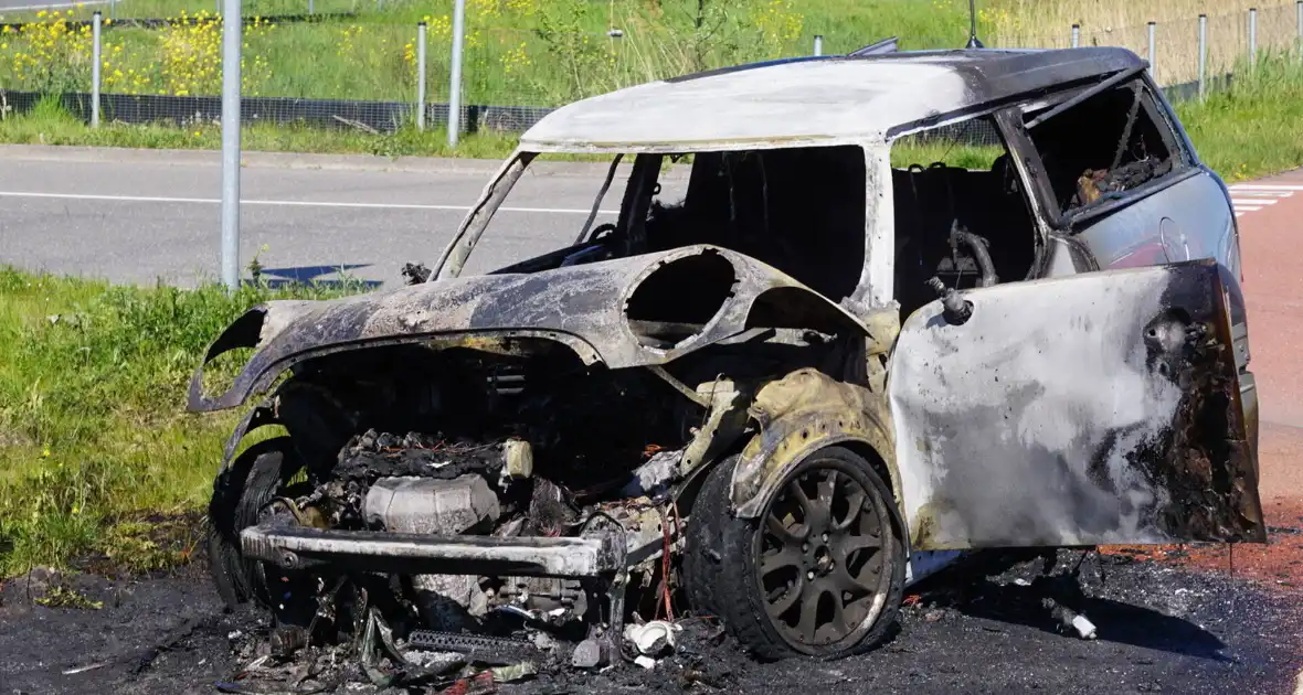 Voertuig volledig uitgebrand na autobrand - Foto 10