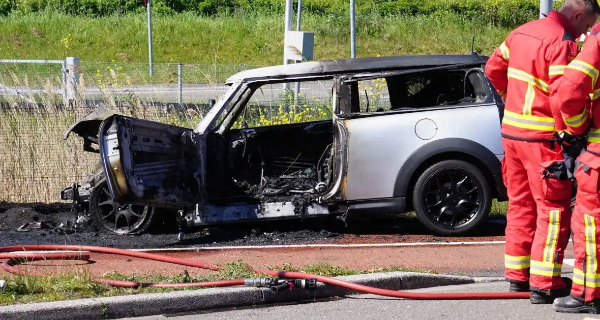 Voertuig volledig uitgebrand na autobrand - Foto 3