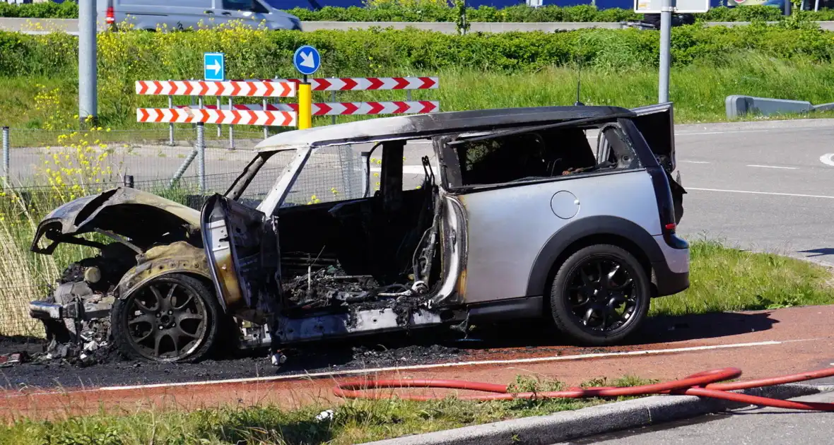 Voertuig volledig uitgebrand na autobrand - Foto 4
