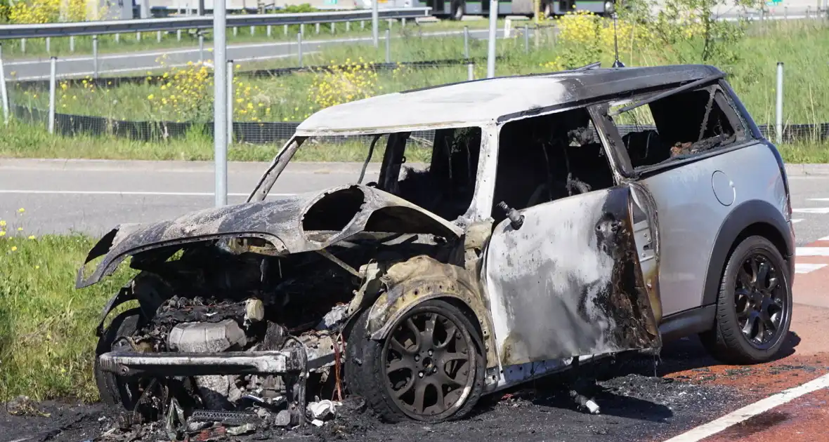 Voertuig volledig uitgebrand na autobrand - Foto 6