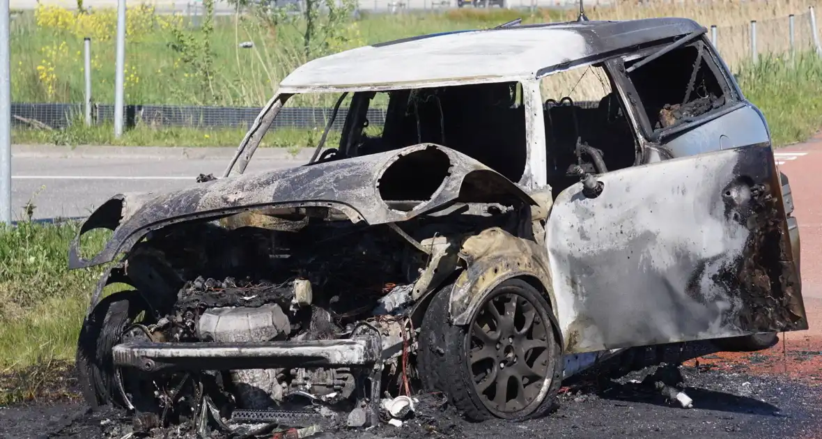 Voertuig volledig uitgebrand na autobrand - Foto 7
