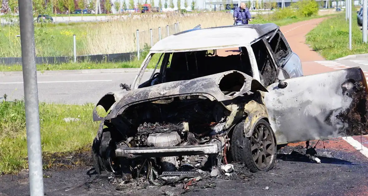 Voertuig volledig uitgebrand na autobrand - Foto 9