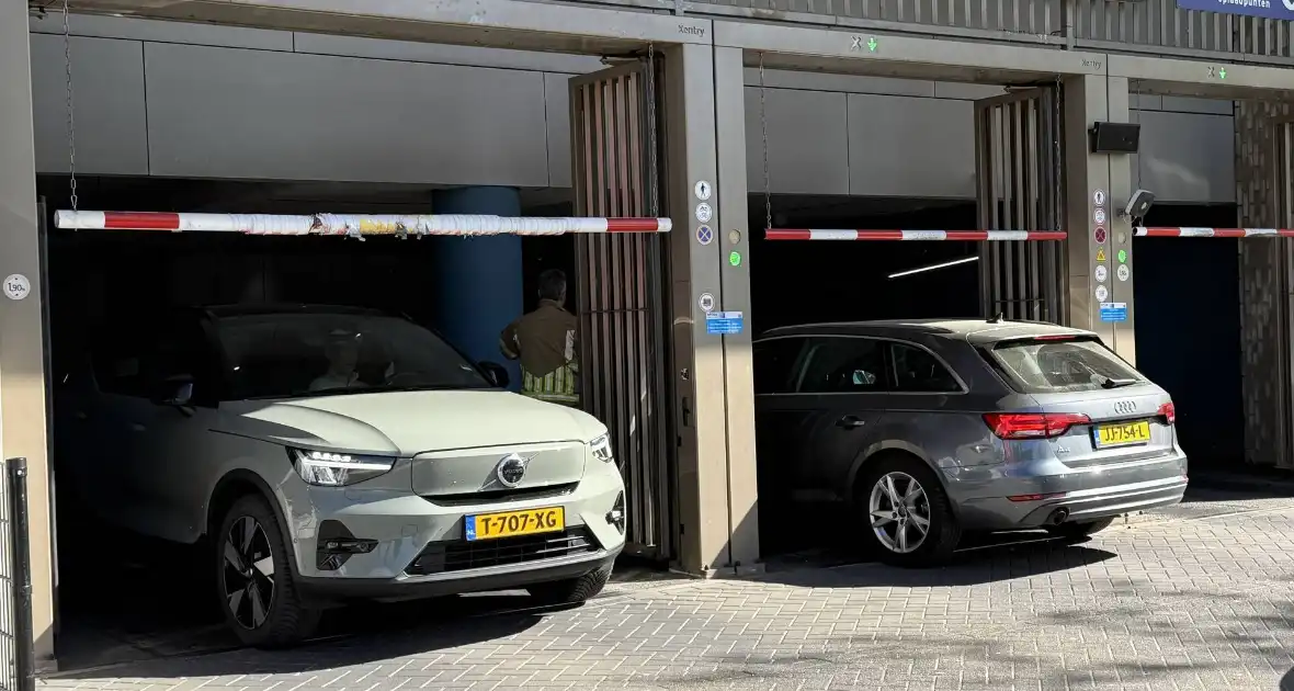 Handmelder parkeergarage ingedrukt - Foto 1