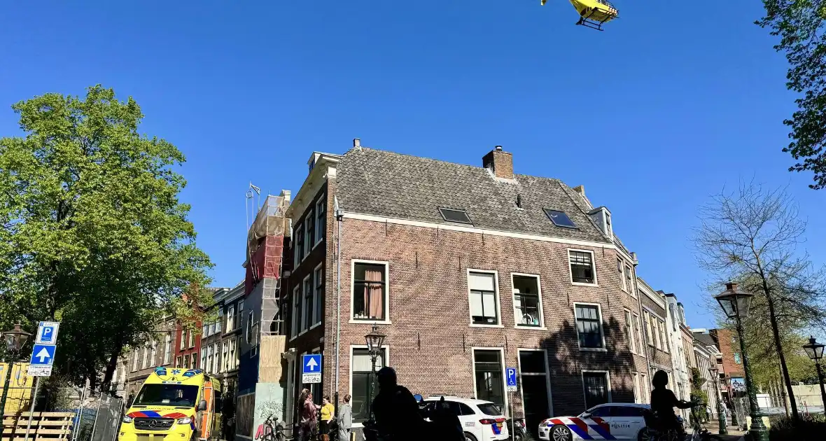 Traumateam ingezet nadat fietser tegen bouwhek botst