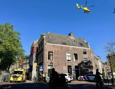 Traumateam ingezet nadat fietser tegen bouwhek botst