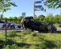 Auto belandt op dak na aanrijding