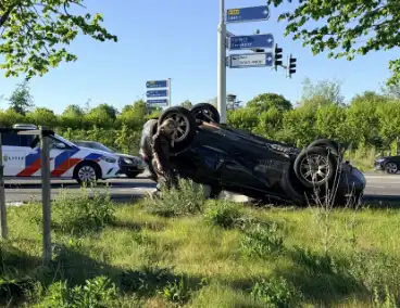 Auto belandt op dak na aanrijding