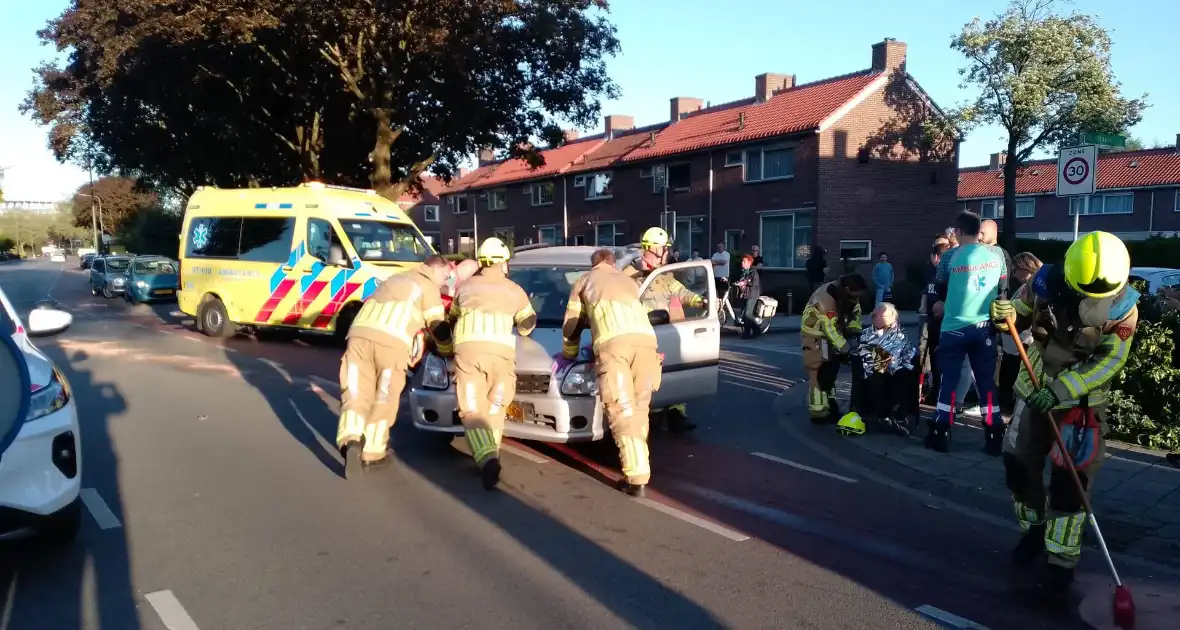 Automobilist ramt verkeerspaal uit grond door laagstaande zon