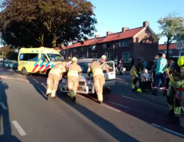 Automobilist ramt verkeerspaal uit grond door laagstaande zon