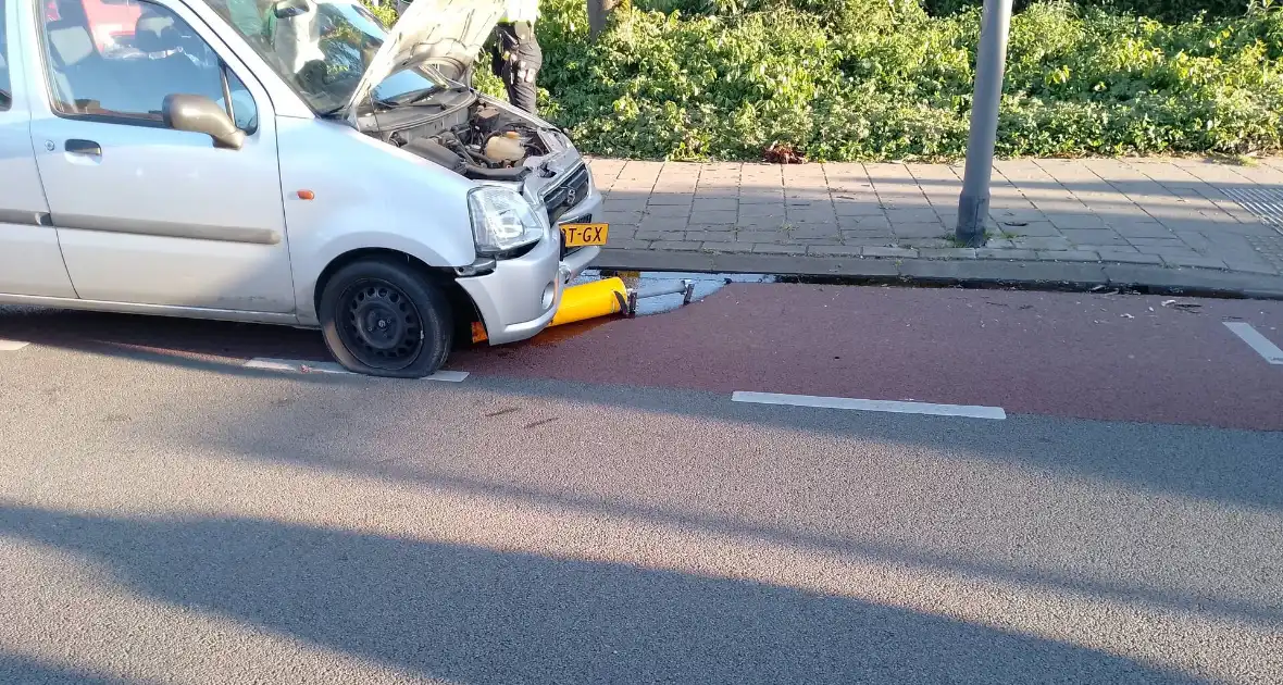 Automobilist ramt verkeerspaal uit grond door laagstaande zon - Foto 1