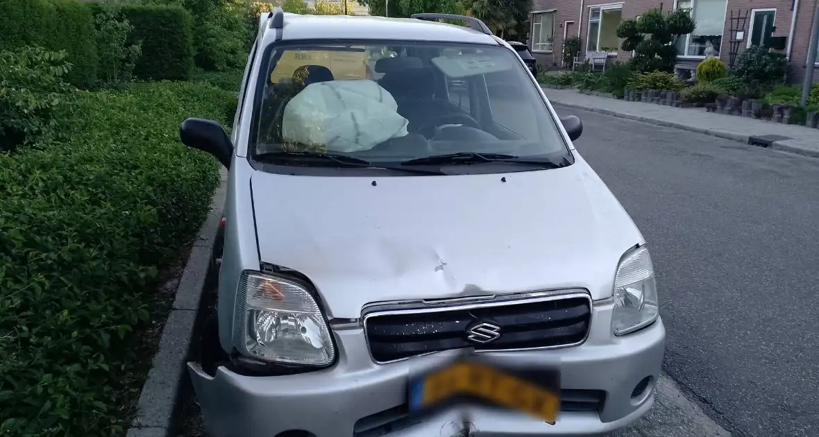 Automobilist ramt verkeerspaal uit grond door laagstaande zon - Foto 10