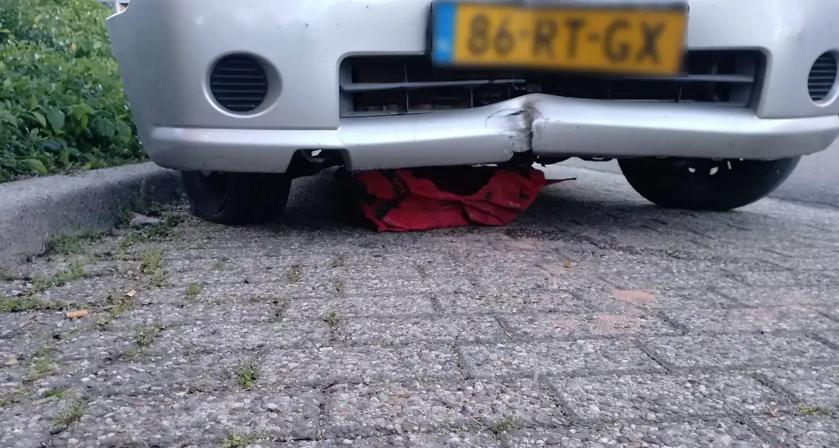 Automobilist ramt verkeerspaal uit grond door laagstaande zon - Foto 11