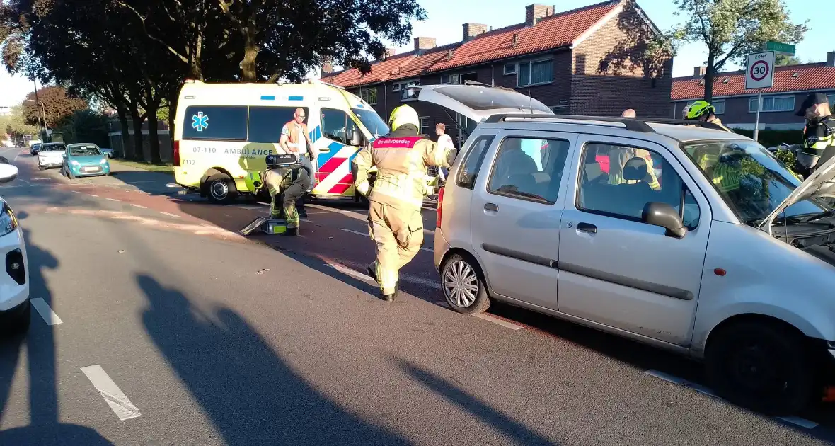 Automobilist ramt verkeerspaal uit grond door laagstaande zon - Foto 2