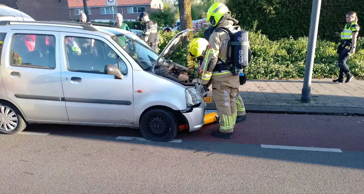 Automobilist ramt verkeerspaal uit grond door laagstaande zon - Foto 3