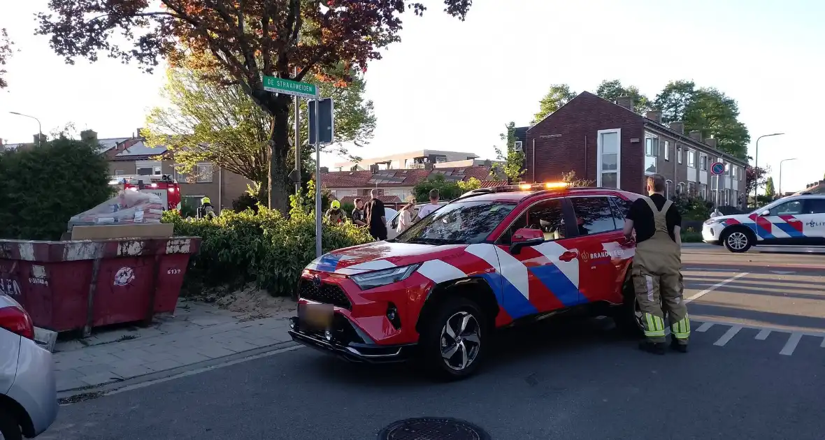 Automobilist ramt verkeerspaal uit grond door laagstaande zon - Foto 4