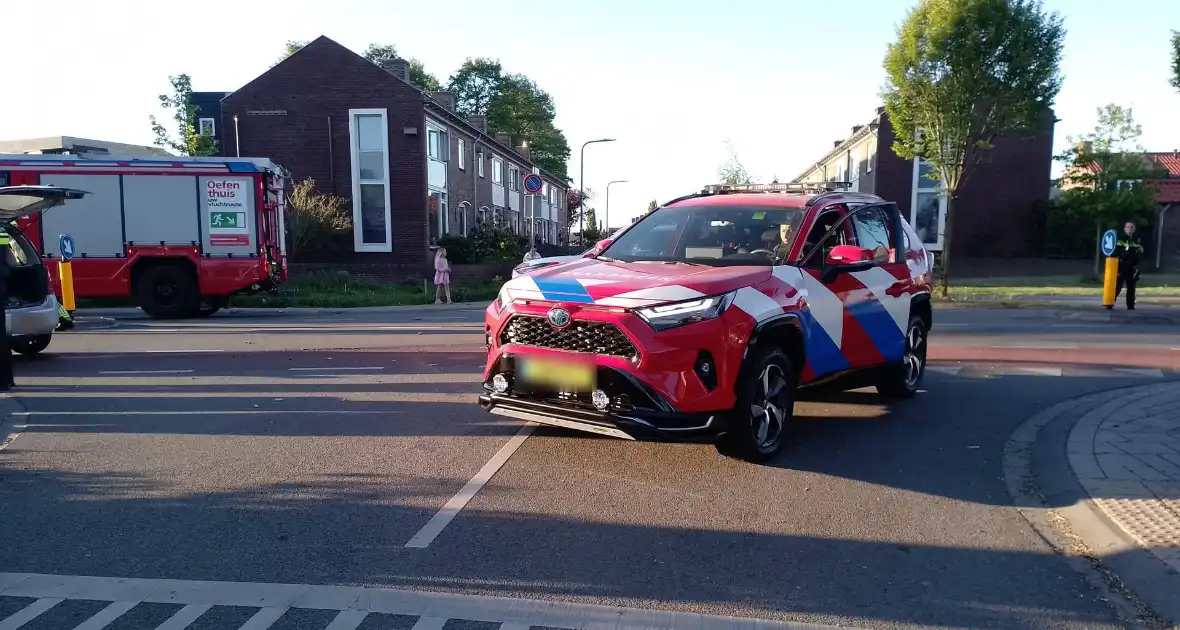 Automobilist ramt verkeerspaal uit grond door laagstaande zon - Foto 5