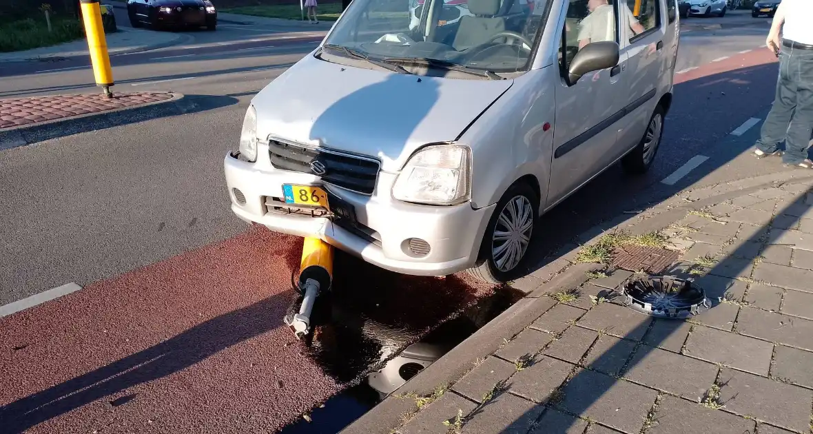 Automobilist ramt verkeerspaal uit grond door laagstaande zon - Foto 6